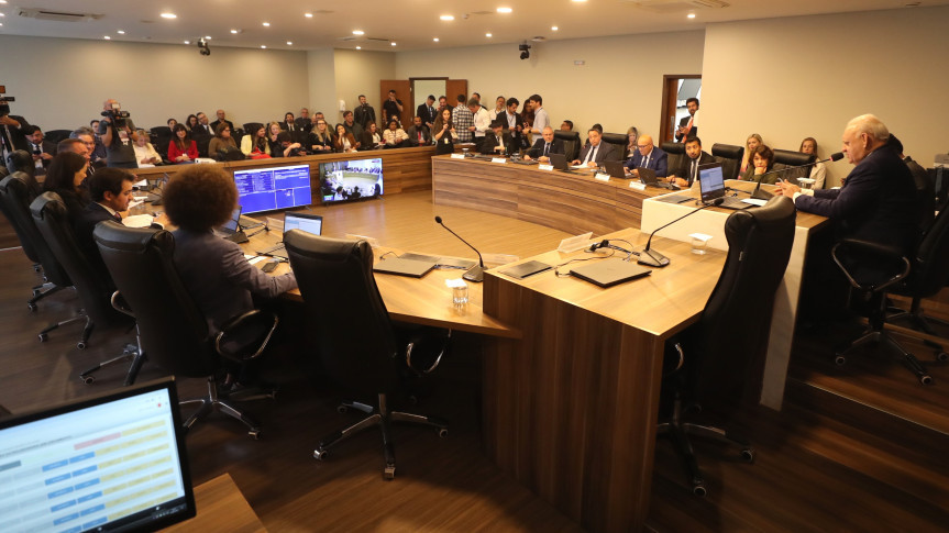 Comissão reuniu-se extraordinariamente após a Sessão Plenária desta segunda-feira (25).