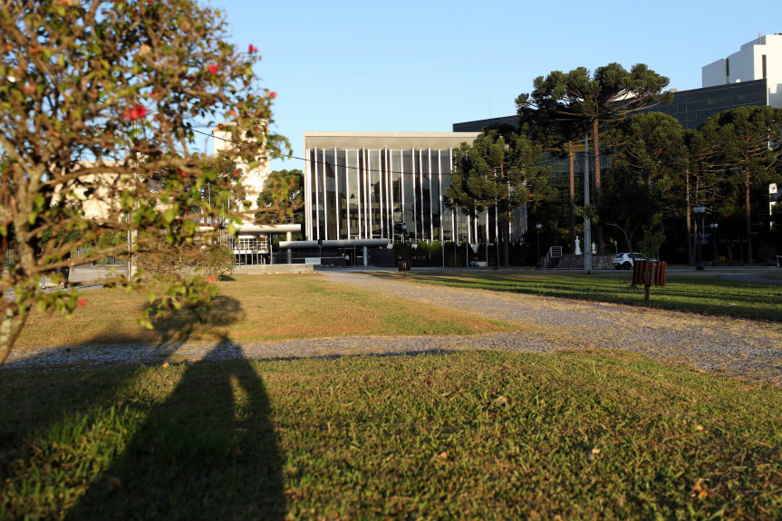 Projetos que definem a reabertura dos restaurantes em sistema de buffet a quilo e que promove alterações na lei de zoneamento ambiental e diretrizes de uso da Ilha do Mel são destaques na pauta de votação da Assembleia Legislativa do Paraná