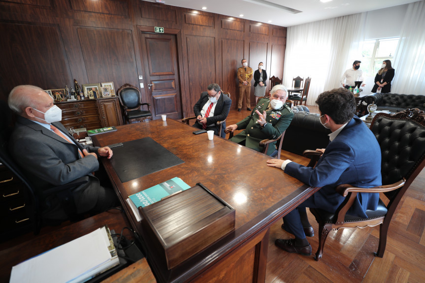 Presidente do Legislativo, deputado Ademar Traiano, recebeu nesta quarta (5) o general Luis Carlos Gomes Mattos, presidente do Superior Tribunal Militar (STM).