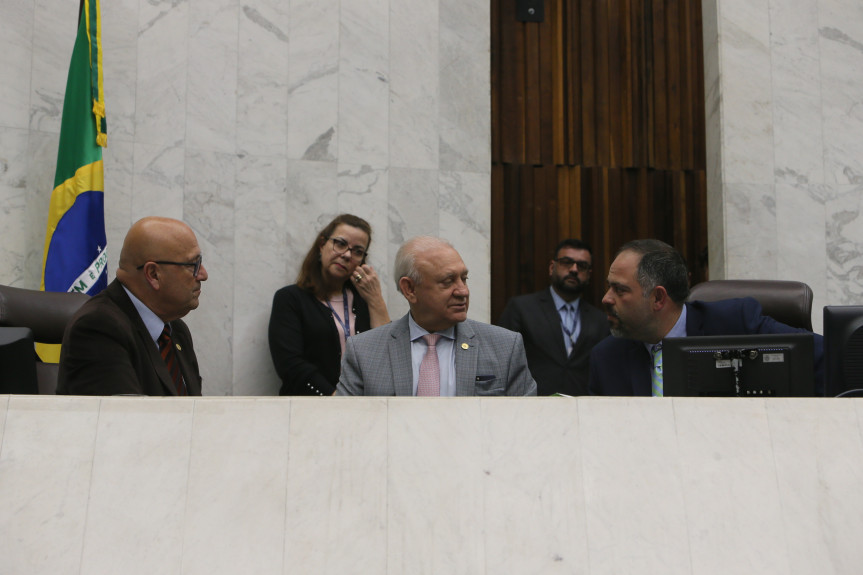 Proposta do Poder Executivo, aprovada em 1º turno, cria programa de intercâmbio para estudantes do Ensino Médio.