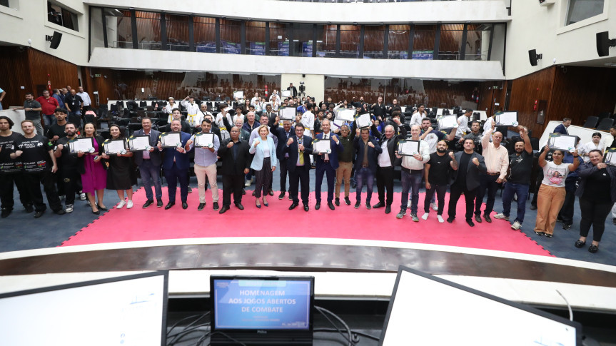 Solenidade ocorreu na noite desta terça-feira (16), no Plenário da Assembleia Legislativa do Paraná.