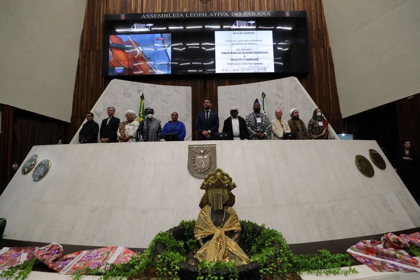 Os pais de santo, Feliciano Rodrigues e Tereza Rosa de Oliveira Rodrigues recebem o título de Cidadania Benemérita do Paraná.