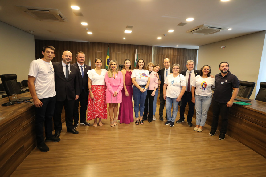 Parlamentares que fizeram parte da Comissão Especial que debateu o texto na Casa juntamente com representantes da sociedade, de entidades e família, que contribuíram com a nova legislação.