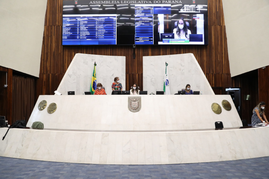 Deputadas assumem Mesa Diretora durante sessão especial do Dia da Mulher e destacam as lutas, direitos e papel feminino na sociedade.