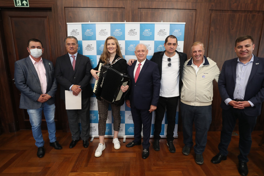 A cantora e sanfoneira Bia Socek recebe homenagem da Assembleia Legislativa do Paraná, proposta pelo deputado Plauto Miró.