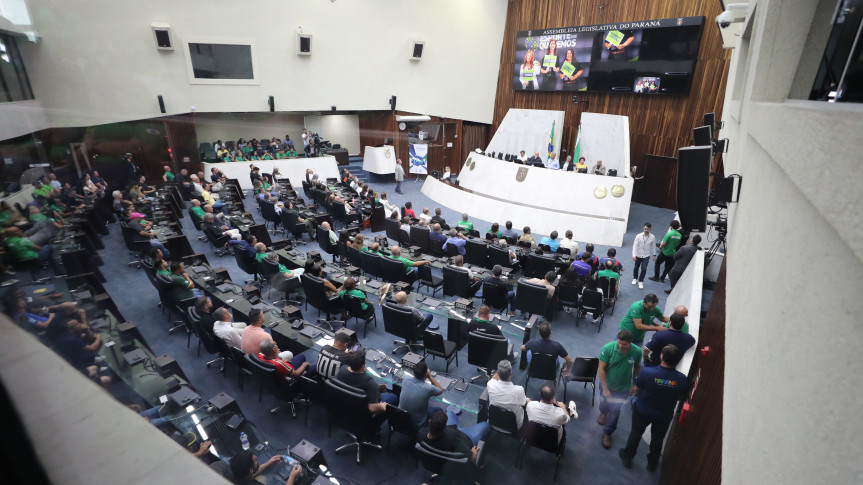 Entrega do Plano Decenal do Esporte lotou o Plenário da Assembleia.
