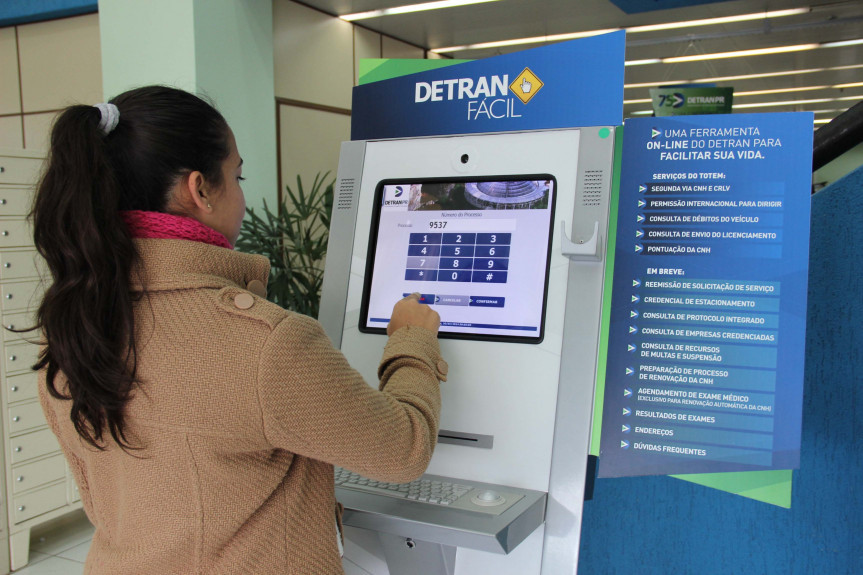 Caixas de autoatendimento do Departamento de Trânsito do Estado do Paraná (Detran/PR).