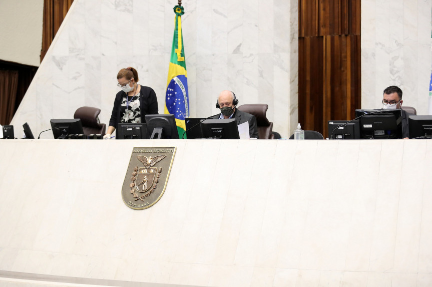Deputados aprovam a redação final do projeto que permite a criação de até 200 colégios cívico-militares no Paraná.