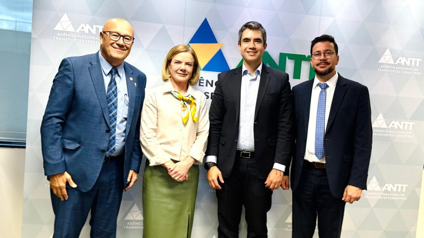 (Esq. p/ Dir.) O deputado Romanelli (PSD); a deputada federal Gleisi Hoffmann (PT-PR); o diretor-geral da ANTT, Guilherme Sampaio; e o deputado Arilson Chiorato (PT).
