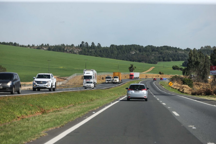 Proposta que prevê a delegação de rodovias estaduais paranaenses para a nova concessão rodoviária federal avança na Assembleia Legislativa do Paraná.