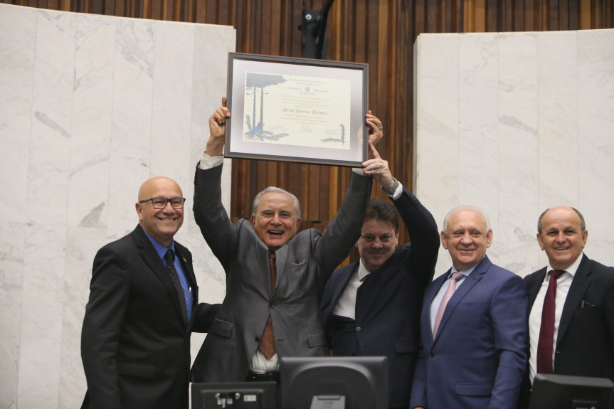 Por meio dos títulos de Cidadão Benemérito e de Cidadão Honorário, a Assembleia reconhece personalidades que fizeram a diferença no Estado do Paraná.