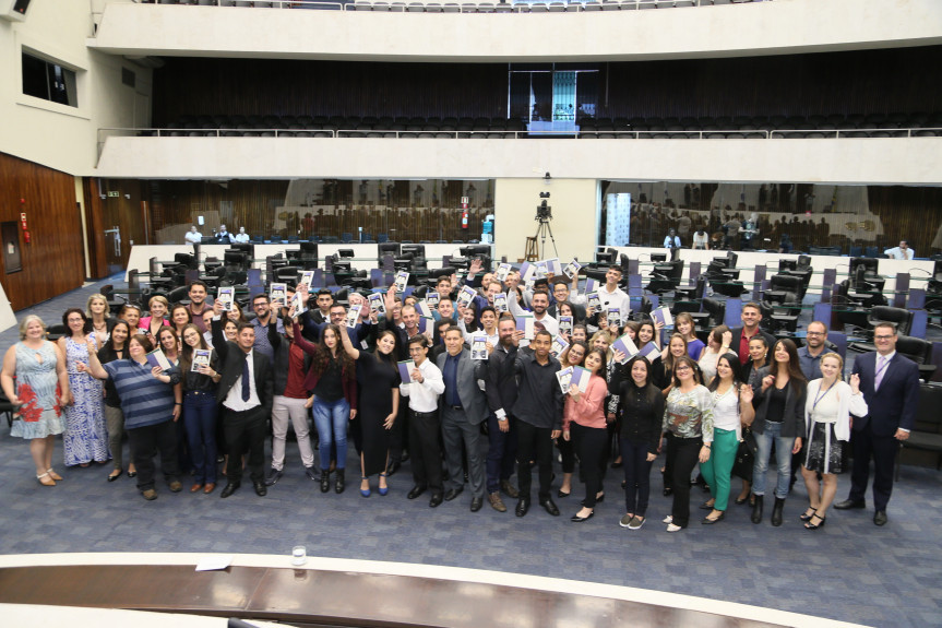 Caravana da Cidadania, mais uma etapa do projeto Geração Atitude, chega a Curitiba. Estudantes fazem a defesa dos projetos apresentados no plenário da Assembleia Legislativa do Paraná.