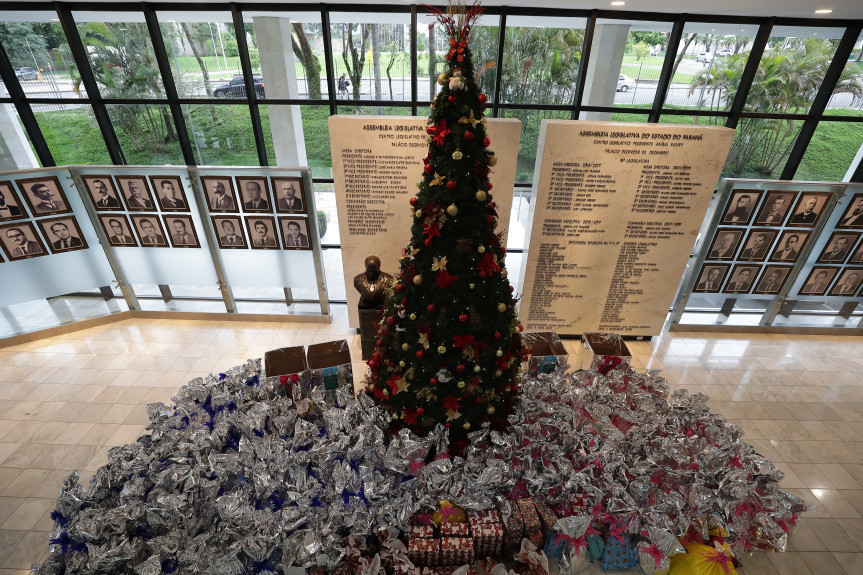 Funcionários terceirizados da Assembleia recebem doações da Campanha de Natal.