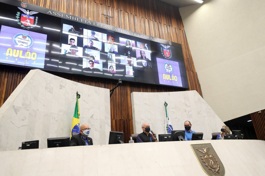 O primeiro aulão virtual do Brasil contou com a participação de estudantes de diversas regiões que puderam acompanhar conteúdos exclusivos.