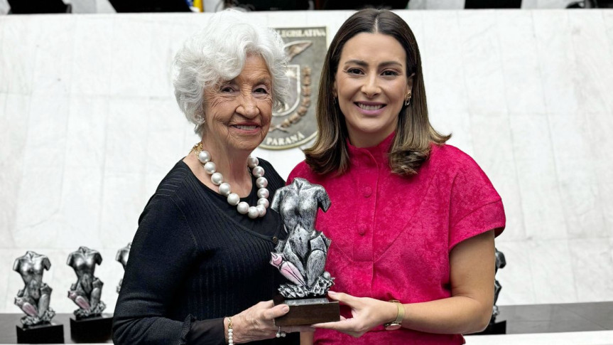 A deputada Mabel Canto (PSDB) entregou o Prêmio Rosy de Macedo à escritora e presidente da Academia de Letras dos Campos Gerais, Neuza Mansani.