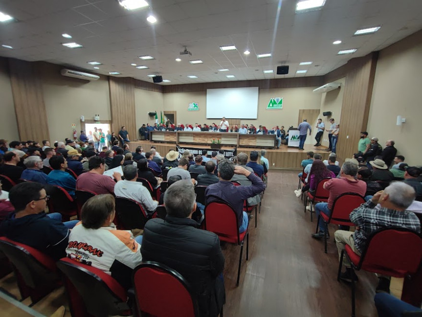 O evento contou com a participação demais de 400 pessoas, entre prefeitos, vereadores, deputados, produtores rurais, lideranças de todo o Sudoeste e representantes de laticínios e cooperativas.