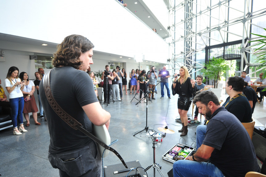 Angel e a Banda Nomads desfilaram sucessos radiofônicos em covers dos britânicos Pretenders, Cranberries e Eurythmics, e dos americanos Concrete Blonde.