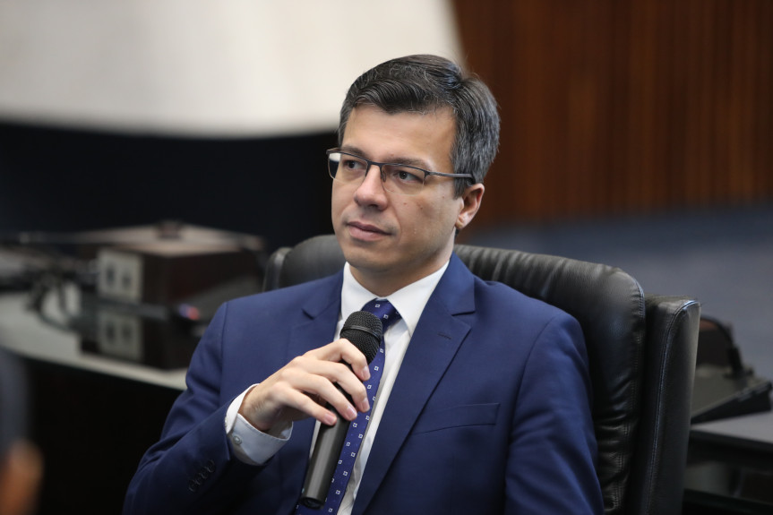 O juiz do TRE-PR, Thiago Paiva dos Santos, fala sobre a legislação eleitoral e as eleições 2022 no programa Assembleia Entrevista.