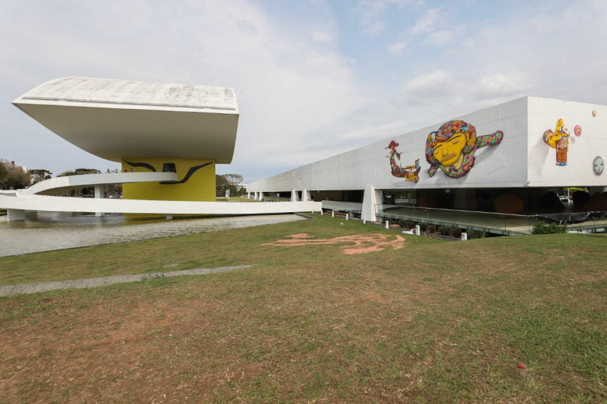 Fachada do Museu Oscar Niemeyer recebe intervenção artística realizada pelo OSGEMEOS.