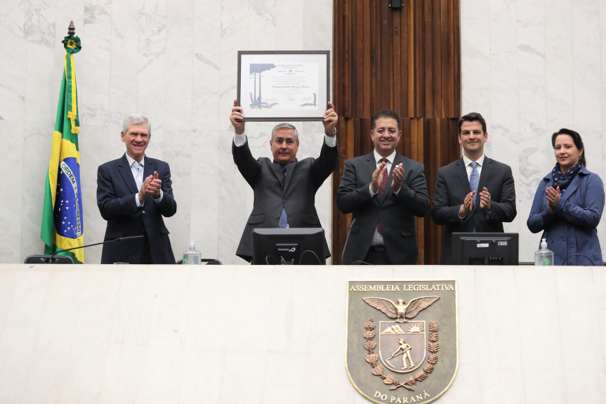 Familiares de ex-governador Octávio Cesário Pereira Junior recebem título em sessão cercada por emoção.
