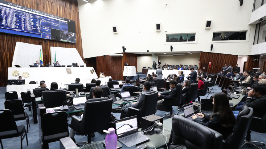 Nesta quinta-feira (24), os parlamentares universitários participaram de duas sessões plenárias.