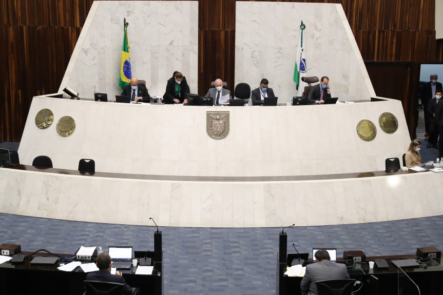 Proposta aprovada pelos deputados na Assembleia Legislativa do Paraná veda a cobrança, por operadoras de telefonia celular, de multas ou valores dos consumidores que solicitarem cancelamento ou suspensão do serviço.