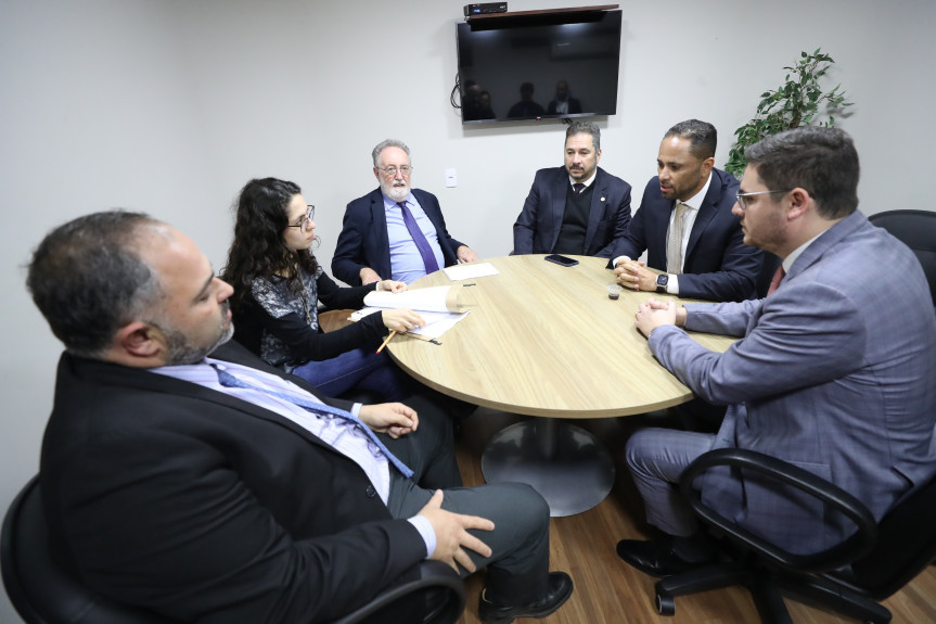 Reunião ocorreu na Sala Caíto Quintana na tarde desta segunda-feira (10).