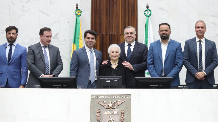 Ao centro, a professora emérita Maria Rachel de Camargo Vianna Nascimento, com 99 anos, falou em nome de todos os homenageados da noite.