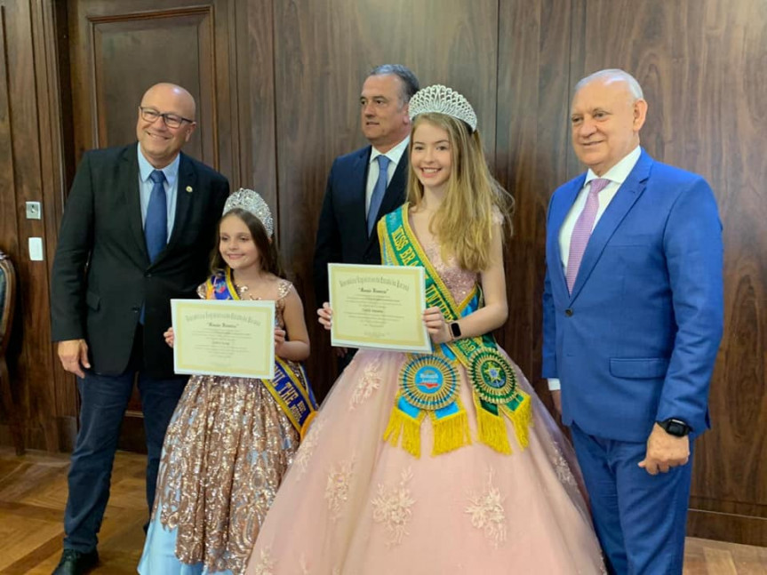 As campeãs do Miss Brasil Universe dos anos de 2018 e 2019,  Letícia Fomp e Letícia Schamne, receberam menção honrosa da Assembleia Legislativa.