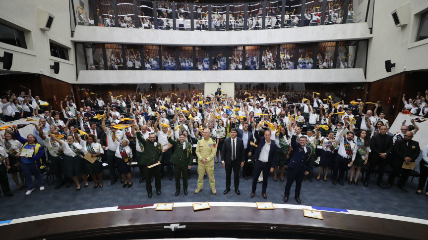 Saudação do lenço marcou o encerramento da sessão solene no Plenário.