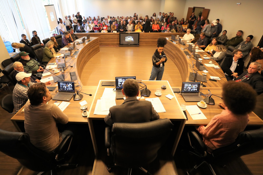 Reunião ocorreu na manhã de segunda-feira (26), no Auditório Legislativo.