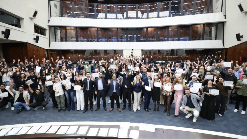 Homenageados comemoram reconhecimento no Plenário da Alep.