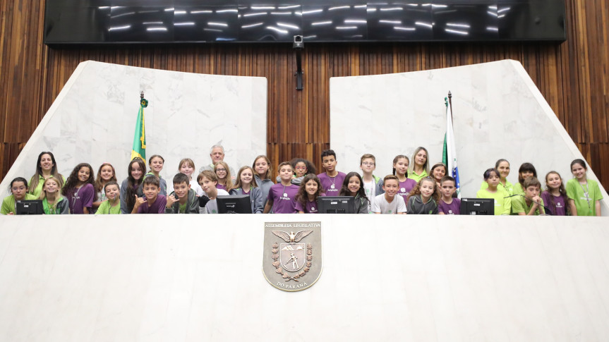 Estudantes visitaram o plenário da Assembleia.