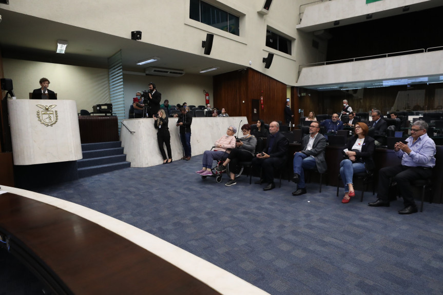 O Dia Mundial de Conscientização da Doença de Parkinson foi lembrado durante o Grande Expediente da sessão plenária da Assembleia Legislativa do Paraná.