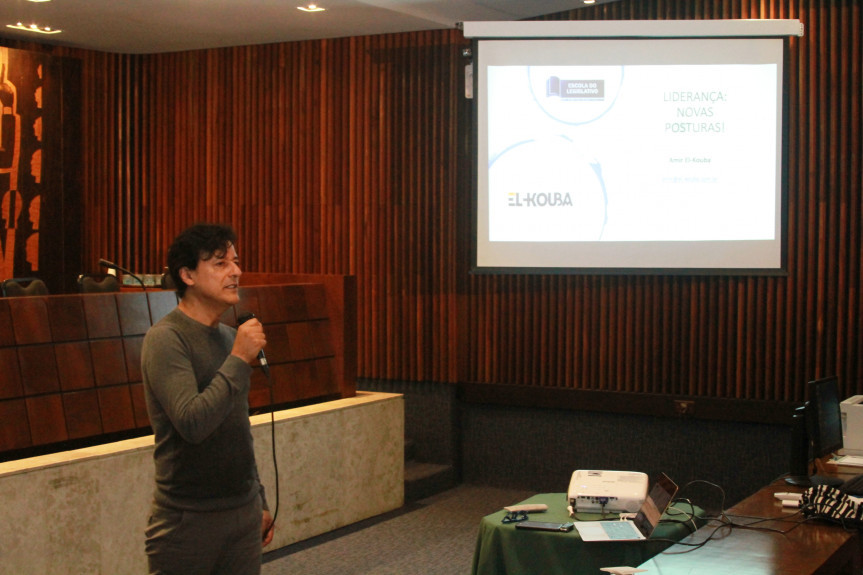 Palestra da Escola do Legislativo, com Amir El-Kouba, mostra os caminhos e as novas posturas que devem nortear as lideranças.