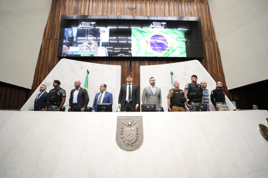 Solenidade ocorreu na noite desta segunda-feira (25), no Plenário da Assembleia Legislativa do Paraná.