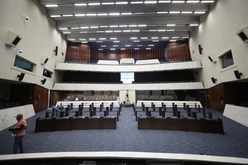 Ao longo desta quarta-feira (4) ocorreu a preparação do espaço para a instalação dos andaimes especiais, com a retirada das cadeiras dos parlamentaras, computadores, além do sistema eletrônico de votações e microfones nas bancadas.