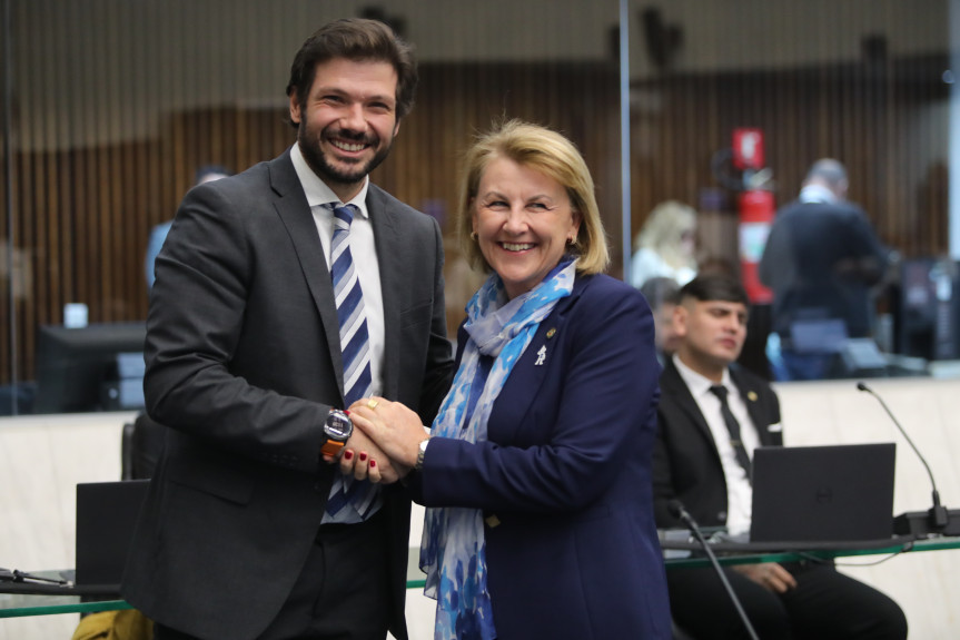 O presidente da CCJ, deputado Tiago Amaral, e a líder do Bloco da Saúde, deputada Márcia Huçulak.