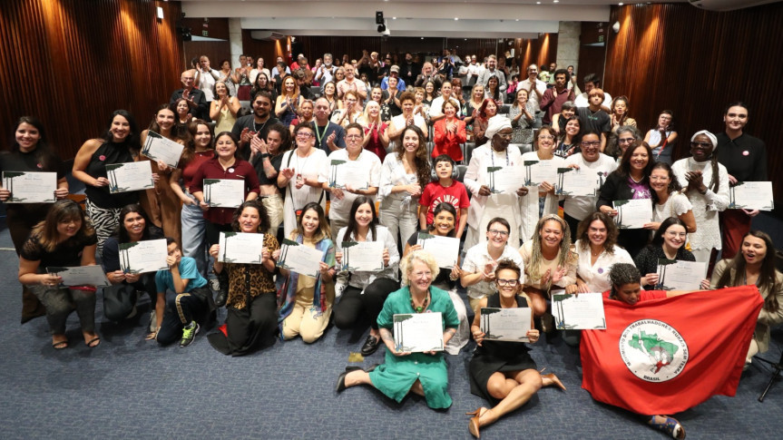 Mulheres comemoram homanegam recebida da deputada Ana Júlia (PT).