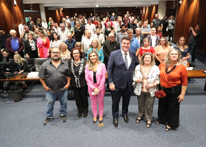 O evento ocorreu na noite desta segunda-feira (11), no Plenarinho da Casa.