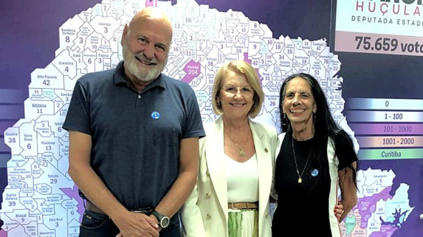 Márcia Huçulak ao lado da presidente da UBT, Andréa Motta. e do trovador João Bosco Strozzi, da UBT Curitiba.