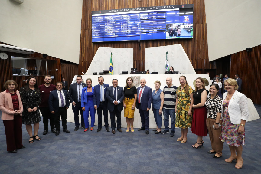 Participação ocorreu no início da sessão plenária desta segunda-feira (6).