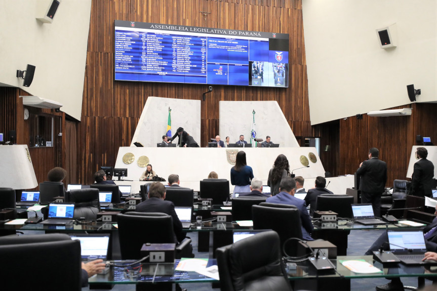 Parlamentares participaram de duas sessões ordinária na tarde desta terça-feira (8), sendo uma do dia e outra antecipada de quarta-feira (9).