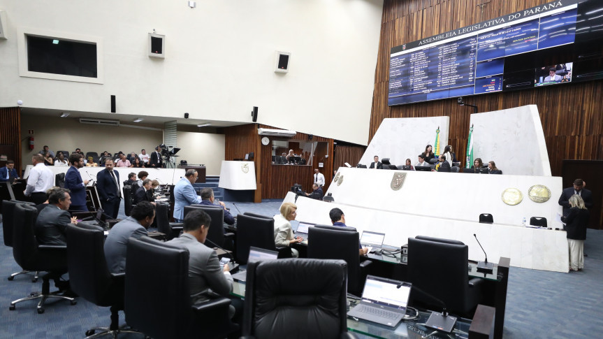 A pauta da sessão plenária de segunda-feira (6) continha sete itens.