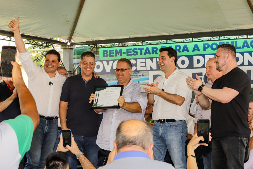 O deputado estadual Cobra Repórter (PSD) entregou ao prefeito do município Alessandro Ribeiro (Sandrinho), durante a solenidade, a Menção Honrosa da Assembleia Legislativa do Paraná.