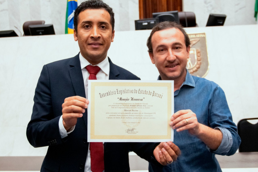 Deputado Soldado Adriano José entrega menção honrosa ao empresário Marcos Jovino, da cidade de Mandaguari.