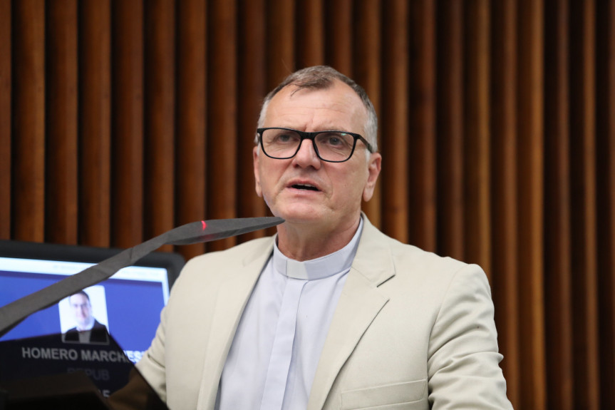 O diretor-presidente do Complexo de Saúde Pequeno Cotolengo, padre Renaldo Amauri Lopes, apresentou o trabalho da instituição aos deputados.