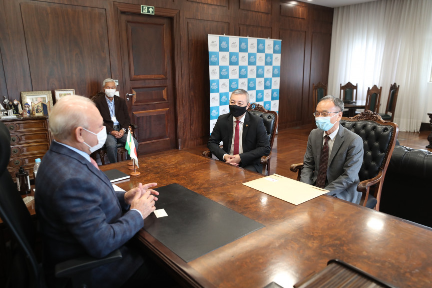 Acompanhado do deputado Coronel Lee, o Cônsul do Japão em Curitiba é recebido pelo presidente Ademar Traiano.