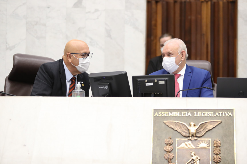 Assembleia começa a analisar projeto que permite ao Governo flexibilizar o uso de máscaras no estado.