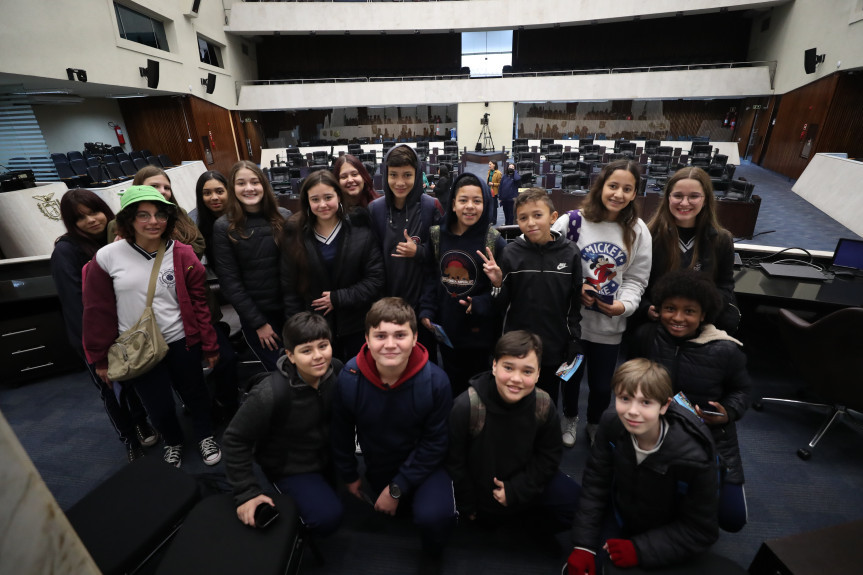 Alunos visitaram o Plenário da Assembleia Legislativa.